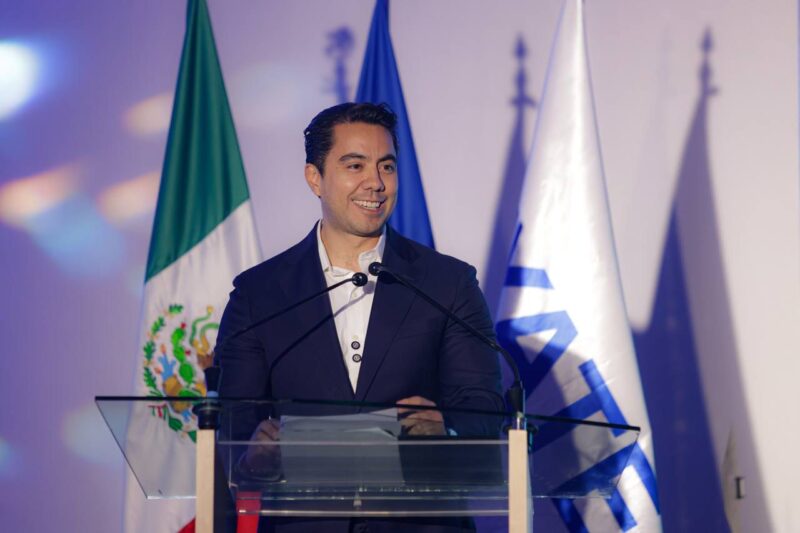 Felifer Macías asiste a la entrega del Premio al Mérito EXATEC en Querétaro