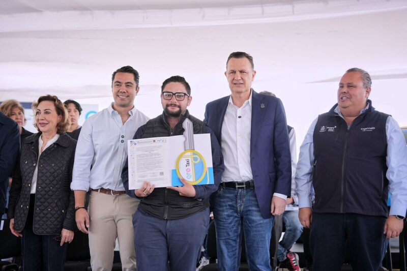 Felifer Macías entrega tarjetas "El Extra" a taxistas de Querétaro