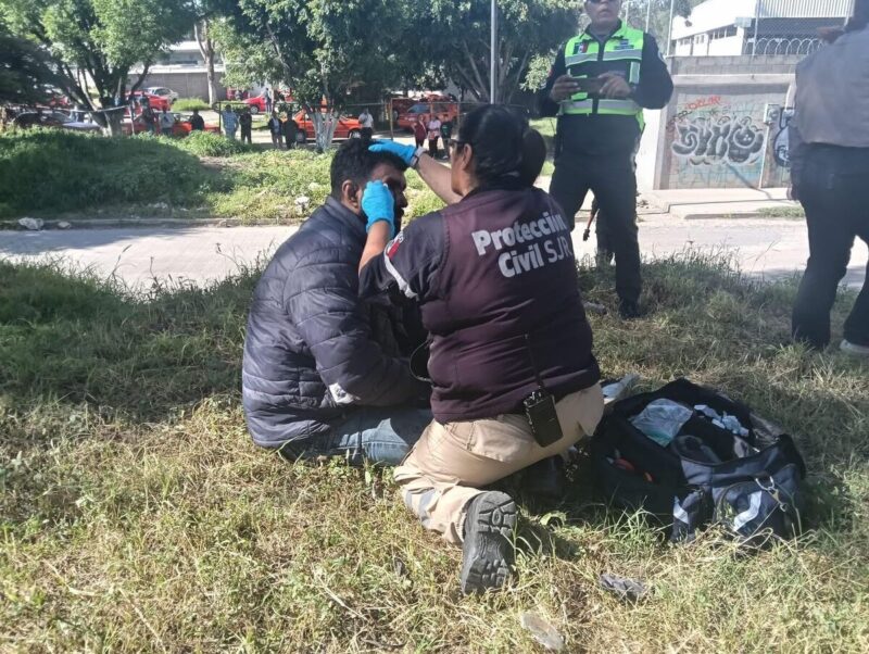 Fuerte accidente entre un tráiler y un autobús de pasajeros en carretera 57 SJR; sin heridos de gravedad
