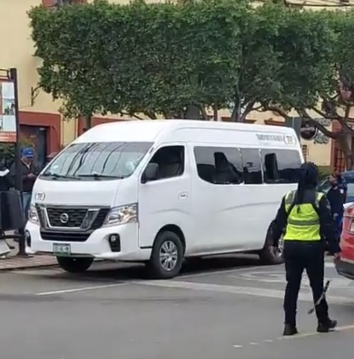 Furioso conductor rompe vidrios de camioneta con bat tras leve choque en San Juan del Río