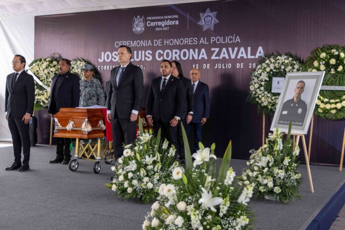 Mauricio Kuri rinde homenaje póstumo a policía caído en Corregidora