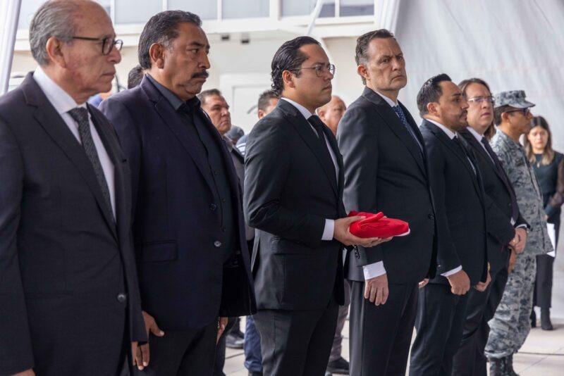 Mauricio Kuri rinde homenaje póstumo a policía caído en Corregidora