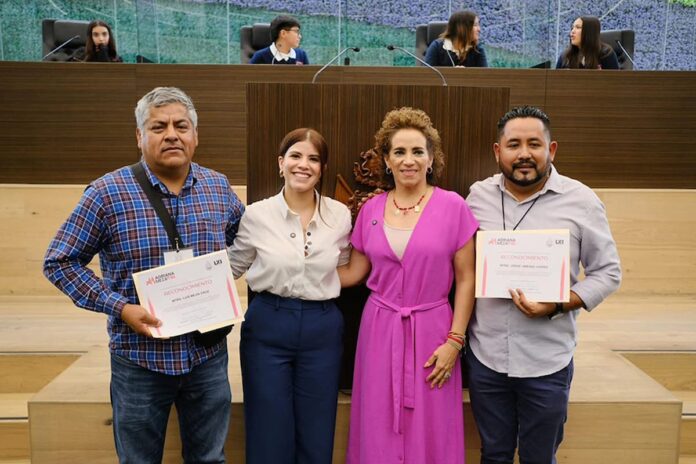 La diputada Adriana Meza recibe a estudiantes de la Telesecundaria Francisco Villa en el Congreso del Estado