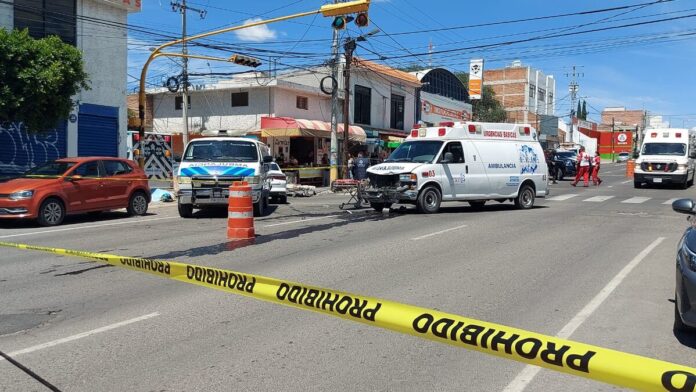 Motociclista muere tras chocar con ambulancia en San Juan del Río