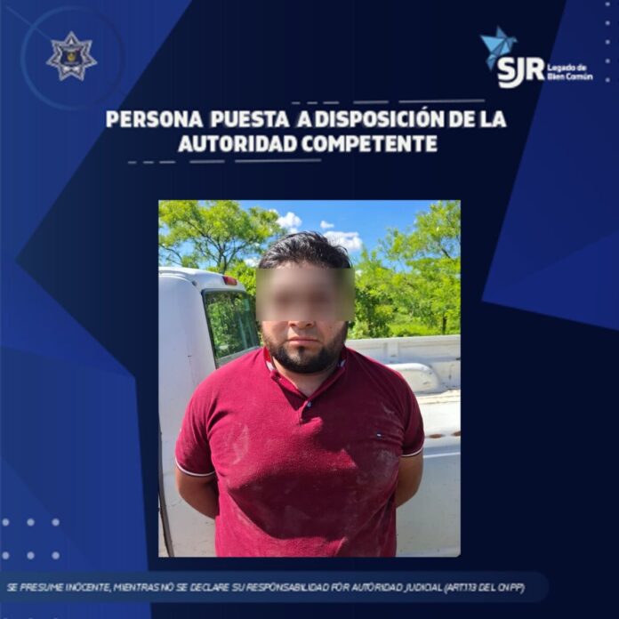Policía de SJR asegura a hombre con bidones de hidrocarburo en Paso de Mata