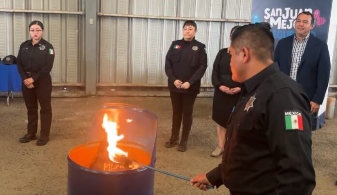Autoridades de SJR incineran uniformes viejos para evitar un mal uso