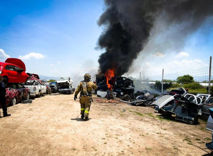 Bomberos de San Juan del Río controlan incendio de diez vehículos en deshuesadero