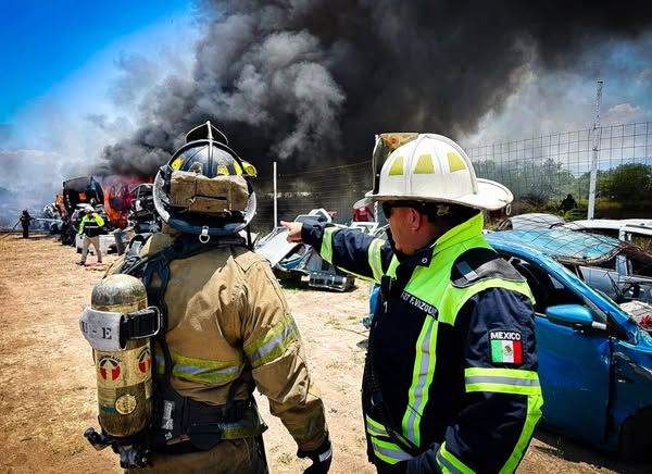 Bomberos de San Juan del Río controlan incendio de diez vehículos en deshuesadero
