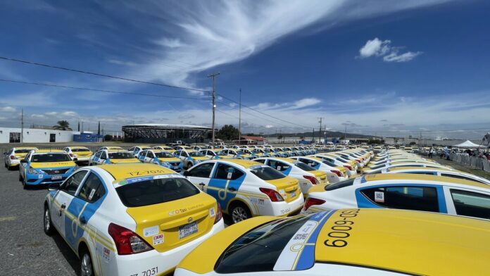 Entrega AMEQ 28 nuevas unidades de QroTaxi en San Juan del Río