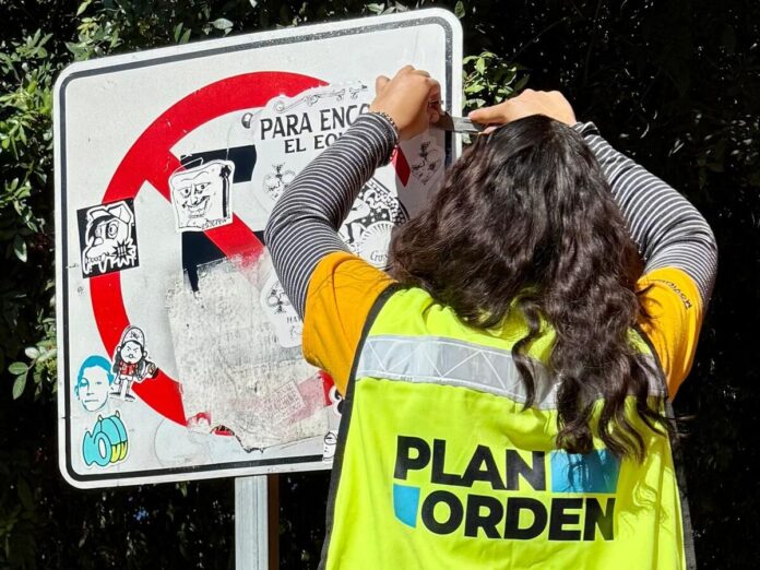 Limpian señalética vial en el Centro Histórico de Querétaro