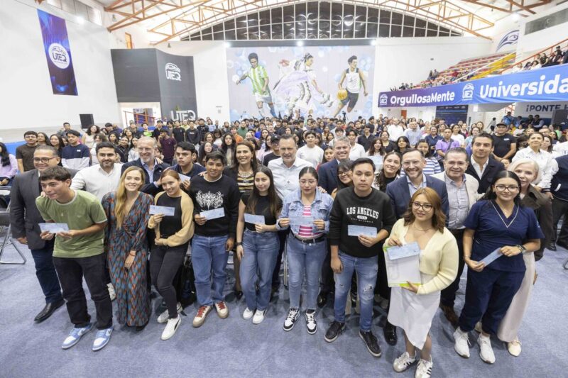 Querétaro apoya a más universitarios con becas para construir su futuro
