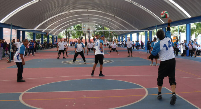 SEDIF celebra a los adultos mayores con un encuentro deportivo en Corregidora