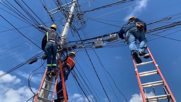 Retiro de cables en desuso en San Juan del Río