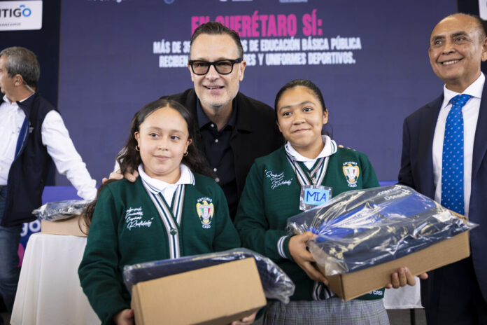 354 mil estudiantes reciben uniformes y útiles escolares en Qro