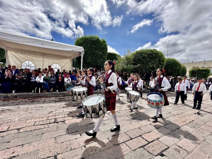 Realizan desfile conmemorativo por Día de la Independencia en San Juan del Río