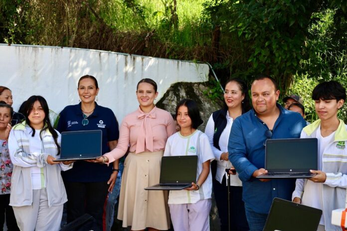 Entrega Martha Soto apoyos a Telebachilleratos Comunitarios en Landa de Matamoros