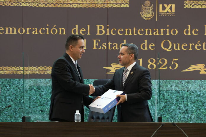 Eric Gudiño entrega Cuarto Informe de Gobierno a la LXI Legislatura