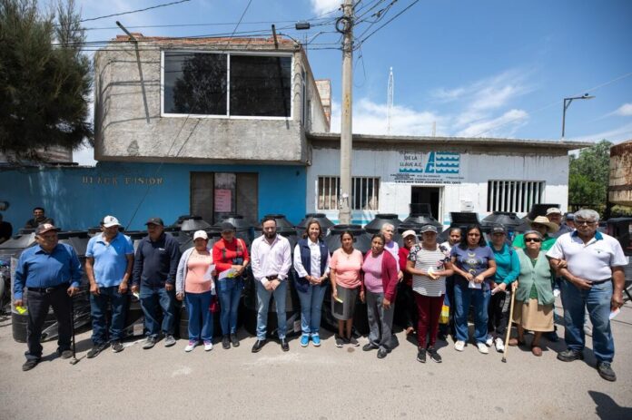 Gobierno Municipal de San Juan del Río entrega 30 tinacos en La Llave