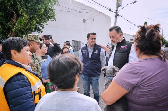 Recorren Felifer Macías y Mauricio Kuri zonas afectadas por lluvias en Querétaro