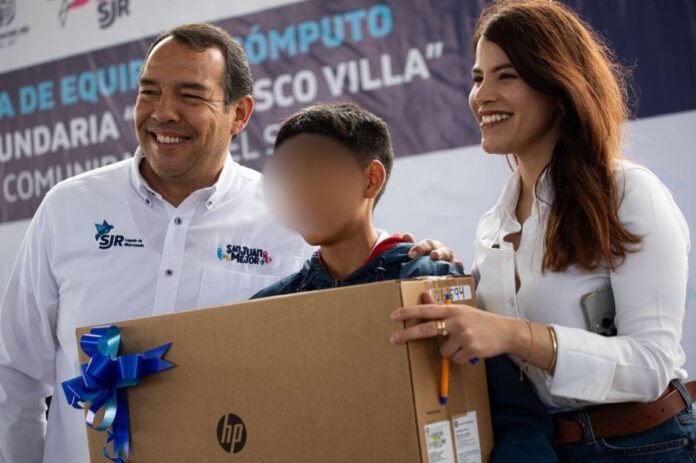 Sistema Municipal DIF entrega 30 equipos de cómputo a telesecundaria de El Sitio
