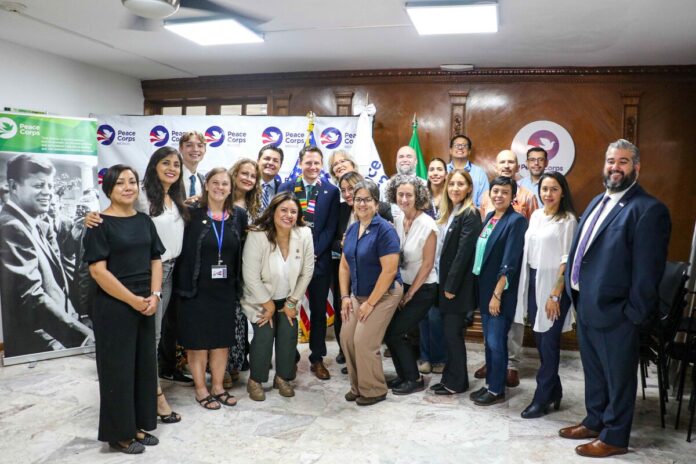 Voluntarios de Peace Corps imparten Lengua de Señas en la UPSRJ