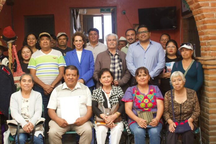 Adriana Meza destaca el valor del telar y el arte textil que da identidad a Colón Adriana Meza destaca el valor del telar y el arte textil que da identidad a Colón