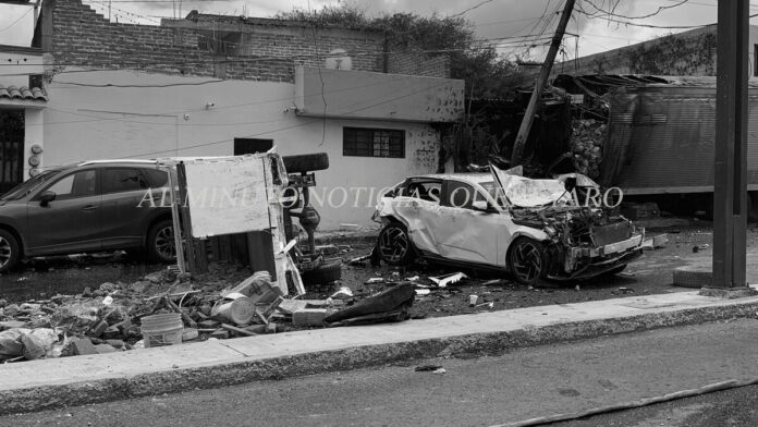Camión de carga choca contra 11 vehículos y se incendia en Av. México de SJR