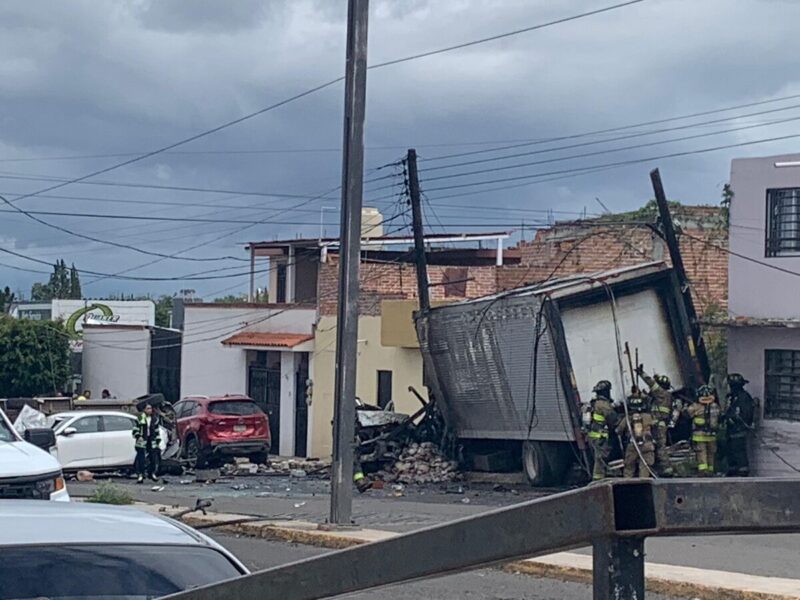 Camión de carga choca contra 11 vehículos y se incendia en Av. México de SJR