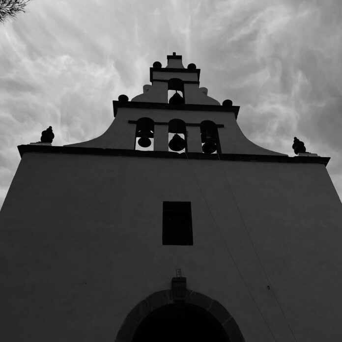 Rayo impacta y derriba la cruz del Templo del Calvario en SJR