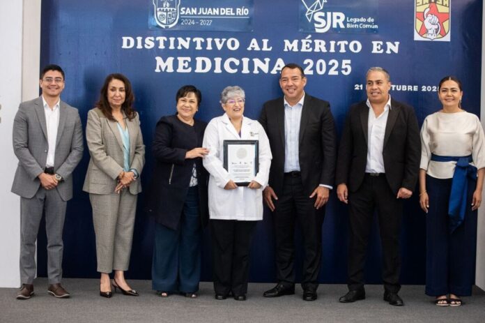 Roberto Cabrera entrega por primera vez el “Distintivo al Mérito en Medicina 2025” en SJR