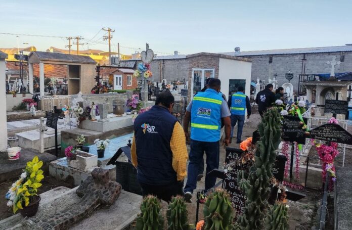 Roberto Cabrera supervisa mantenimiento en panteones de SJR previo a Día de Muertos