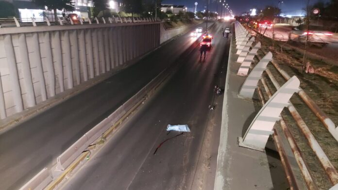 Impacto contra muro en Paseo Central cobra la vida de motociclista en San Juan del Río