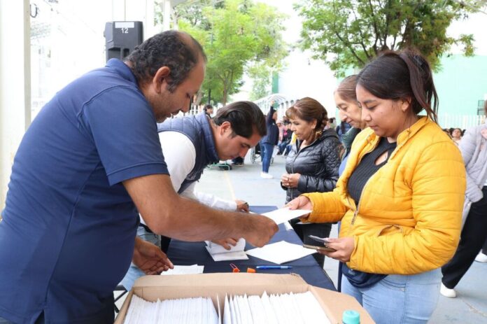 Beneficiarios reciben Tarjetas Contigo en la capital