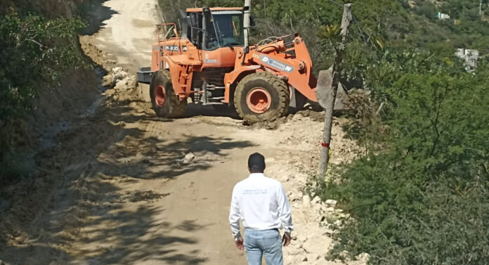 CEI atiende derrumbe masivo y restablece camino entre Peñamiller y Cadereyta de Montes