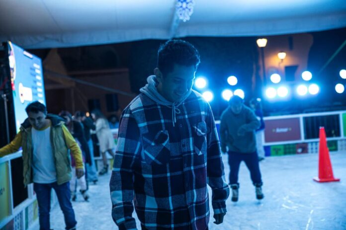 Inauguran la pista de hielo del “Festival Alegría San Juan del Río Contigo 2025” en Plaza Independencia