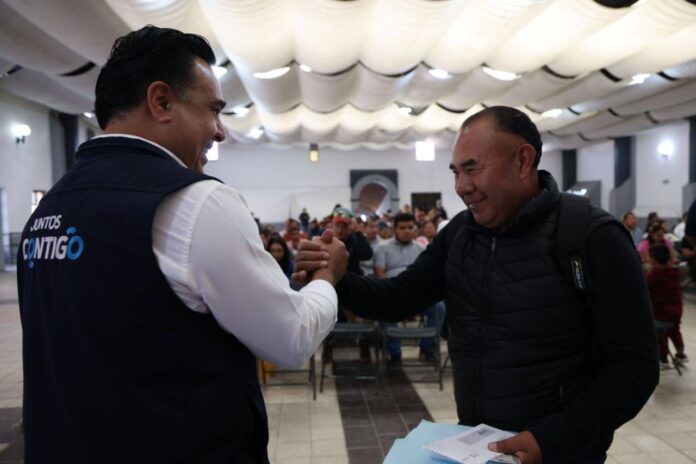 Luis Nava entrega 246 Tarjetas Contigo en Tequisquiapan