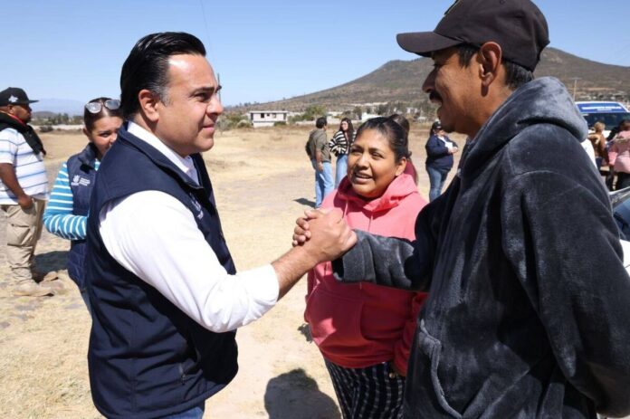 Luis Nava refuerza apoyos sociales en San Juan del Río