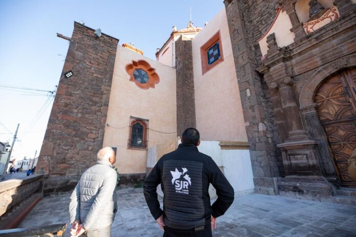 Roberto Cabrera recorre trabajos de rehabilitación de la Parroquia de Santo Domingo