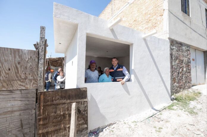 Roberto Cabrera supervisa la construcción de ocho cuartos dormitorios con una inversión de más de 1.4 mdp