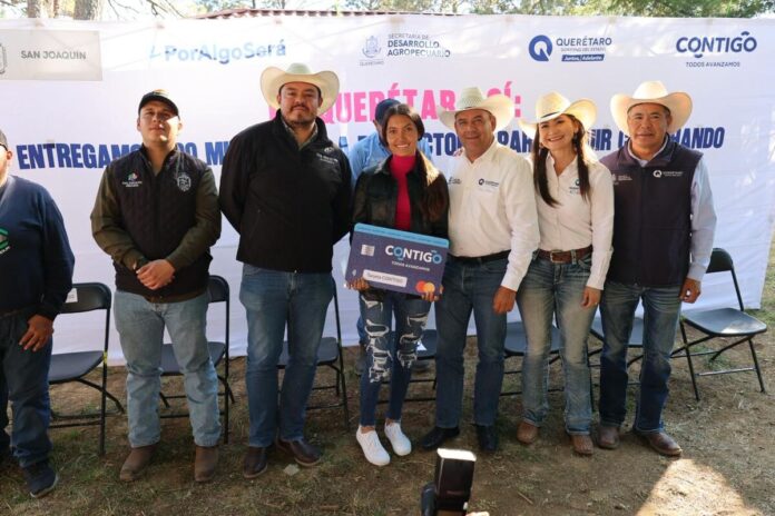 SEDEA entrega tarjetas de apoyo a productores afectados por lluvias en San Joaquín y Cadereyta