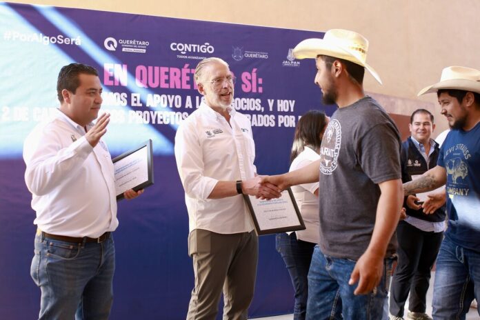 SEDESU entrega apoyos a migrantes y emprendedores para fortalecer la economía en Jalpan de Serra