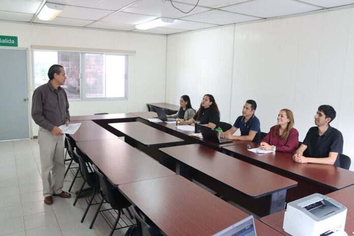 UTSJR evalúa a sus docentes en Jalpan para garantizar educación financiera de calidad