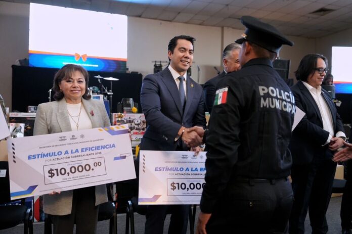Reconoce Felifer Macías a policías municipales en su día