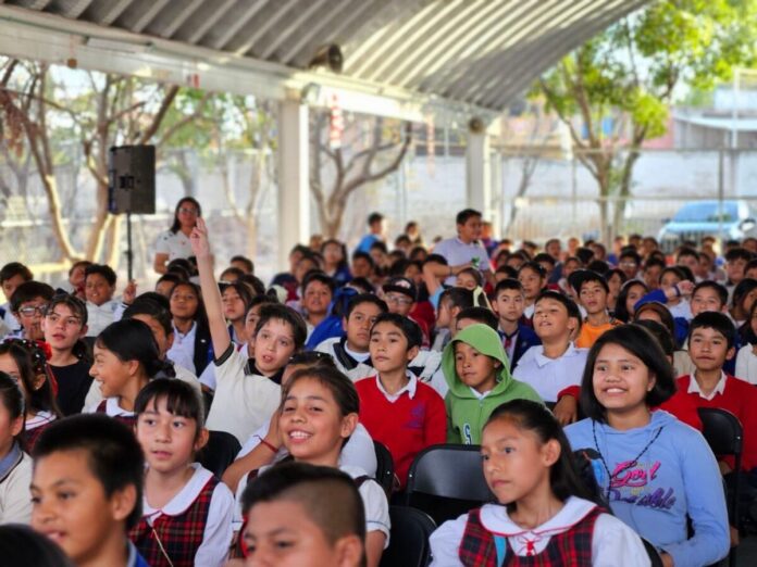 USEBEQ capacita a 400 padres de familia en el uso responsable de redes sociales