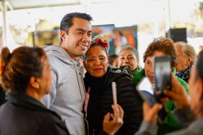 Asiste Felifer Macías a la Posada de Adultos Mayores