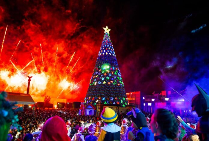 Autoridades encienden el Pino Monumental e inician oficialmente el “Festival Alegría San Juan del Río Contigo 2025”