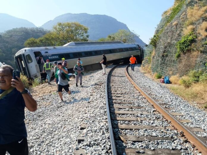 Cae máquina del Tren Interoceánico a un barranco en Oaxaca; Marina confirma 20 lesionados