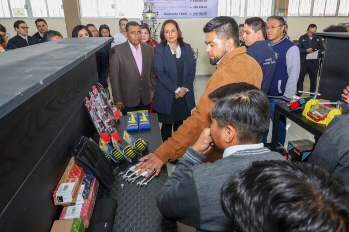 Entregan autoridades equipamiento y rehabilitación del Taller Industrial en CECyTEQ