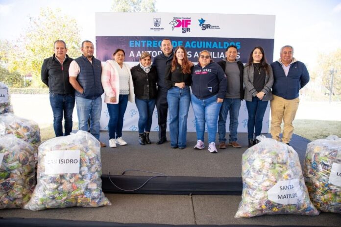 Gina Sánchez y Roberto Cabrera entregan más de 26 mil bolsas de aguinaldo a Delegaciones y Subdelegaciones de SJR