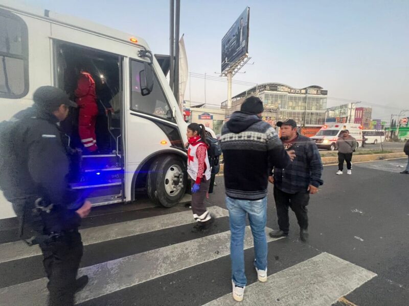 Choca autobús contra semáforo en SJR: Pasajera pierde dientes